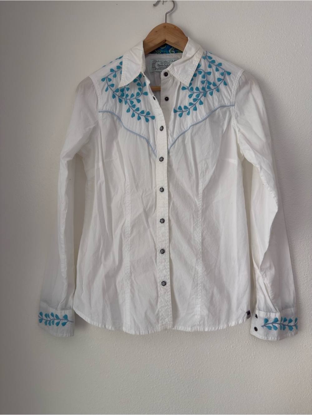 Noble Outfitters Women’s Western Blouse Embroidered Flowers Small 1 minor stain